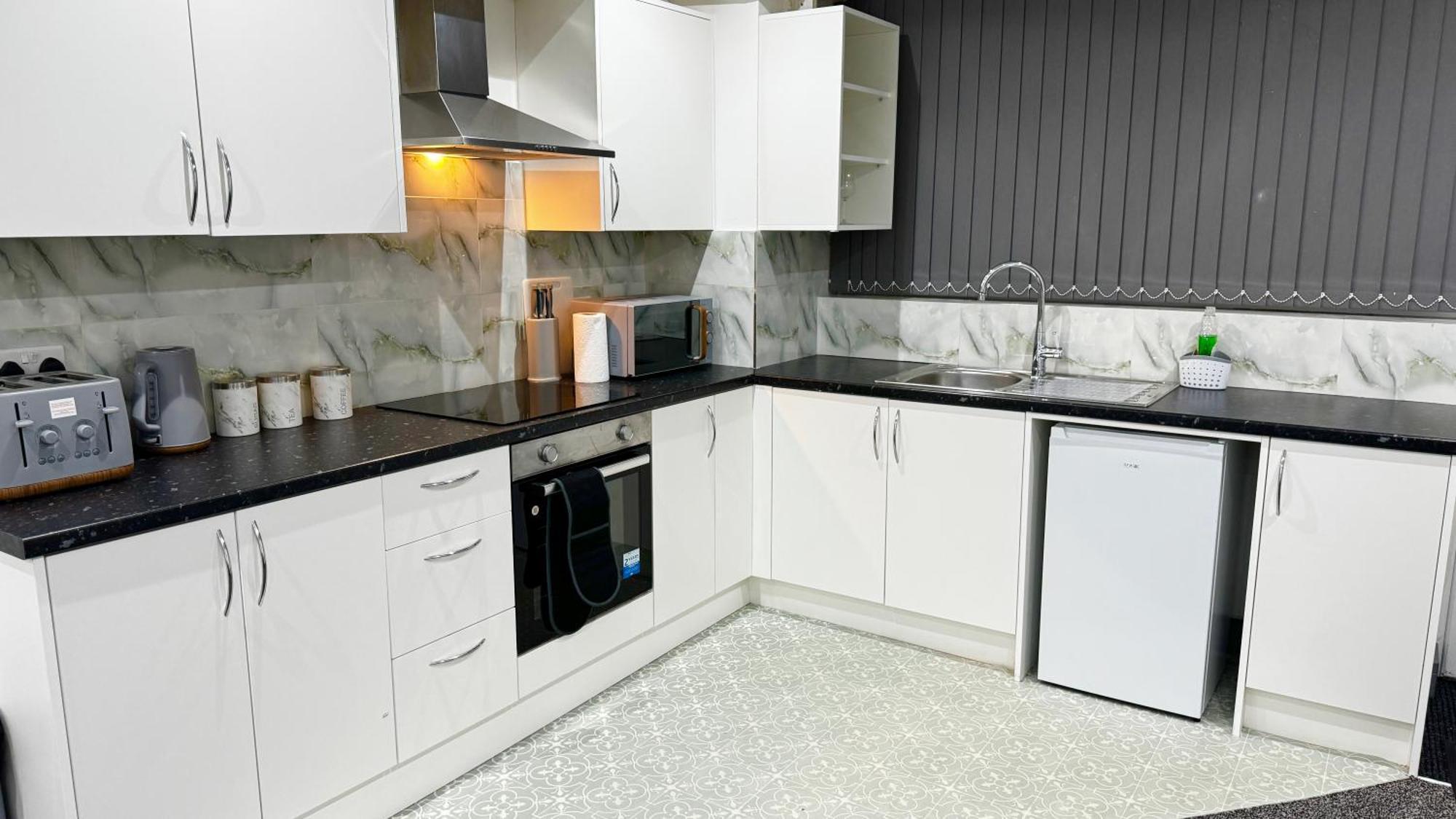 Rnm - Upgraded Business Stay For Travelling Contractors, All Amenities, Private Access Entire Place, Kitchen & Washroom, Smart Tv, Easy Access, Parking Nearby Cradley Heath Exteriör bild