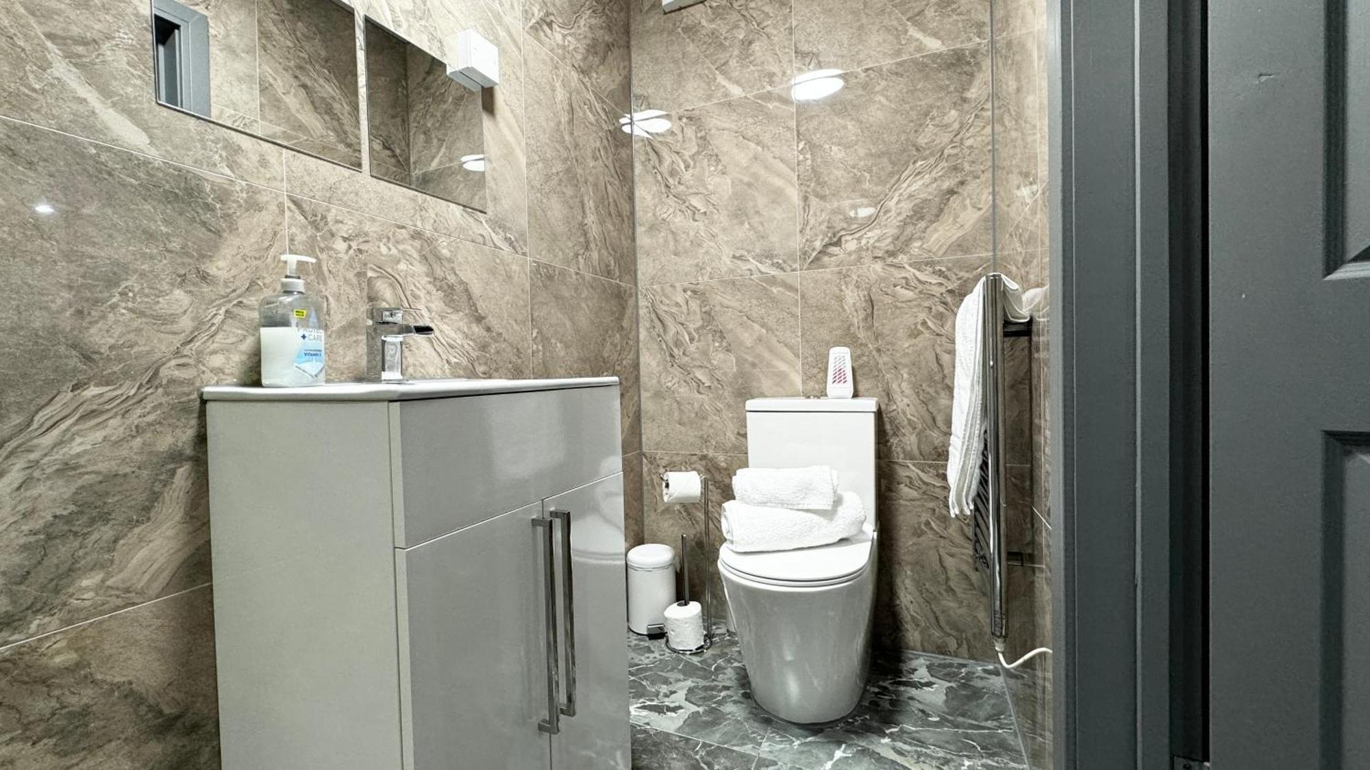Rnm - Upgraded Business Stay For Travelling Contractors, All Amenities, Private Access Entire Place, Kitchen & Washroom, Smart Tv, Easy Access, Parking Nearby Cradley Heath Exteriör bild