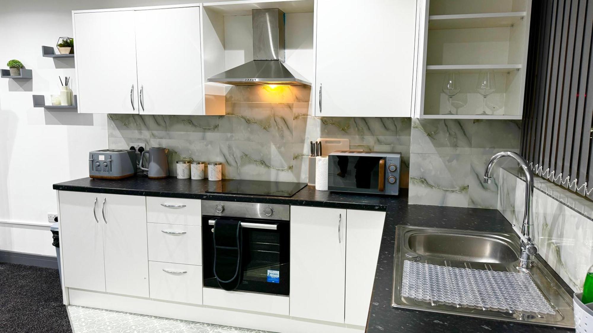 Rnm - Upgraded Business Stay For Travelling Contractors, All Amenities, Private Access Entire Place, Kitchen & Washroom, Smart Tv, Easy Access, Parking Nearby Cradley Heath Exteriör bild