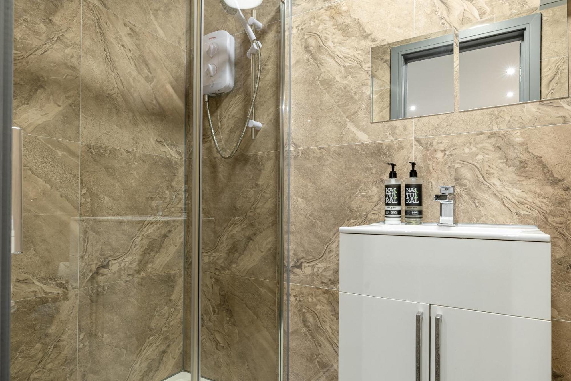 Rnm - Upgraded Business Stay For Travelling Contractors, All Amenities, Private Access Entire Place, Kitchen & Washroom, Smart Tv, Easy Access, Parking Nearby Cradley Heath Exteriör bild