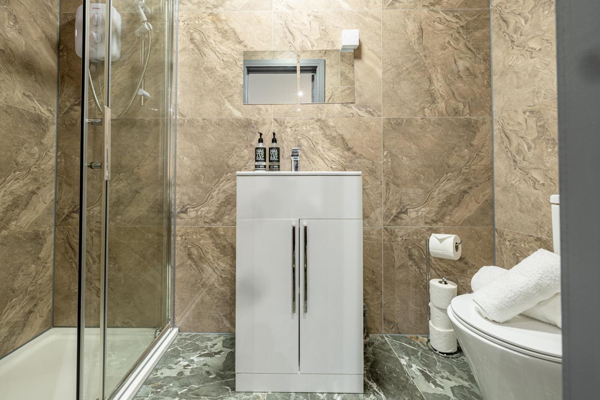 Rnm - Upgraded Business Stay For Travelling Contractors, All Amenities, Private Access Entire Place, Kitchen & Washroom, Smart Tv, Easy Access, Parking Nearby Cradley Heath Exteriör bild