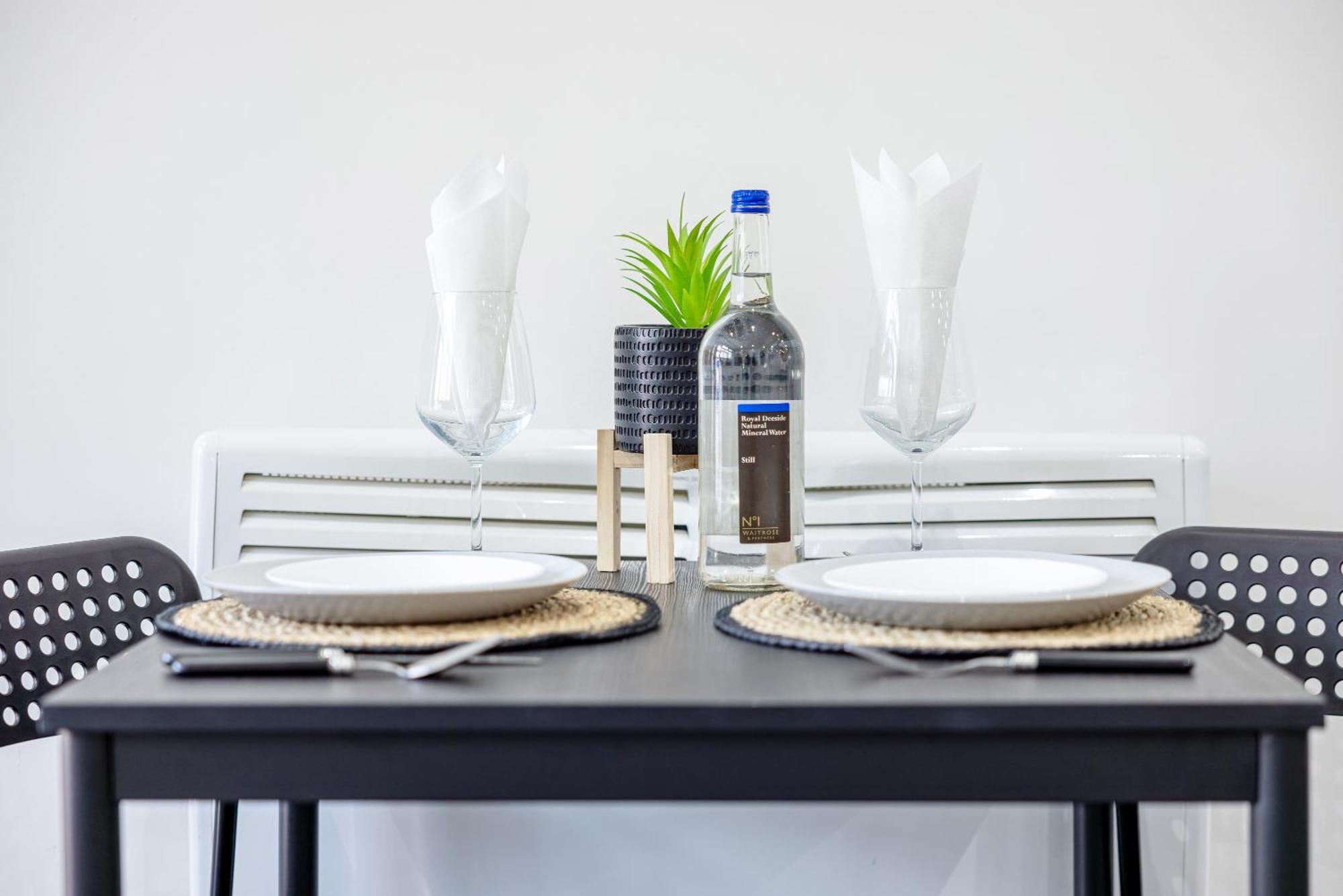 Rnm - Upgraded Business Stay For Travelling Contractors, All Amenities, Private Access Entire Place, Kitchen & Washroom, Smart Tv, Easy Access, Parking Nearby Cradley Heath Exteriör bild
