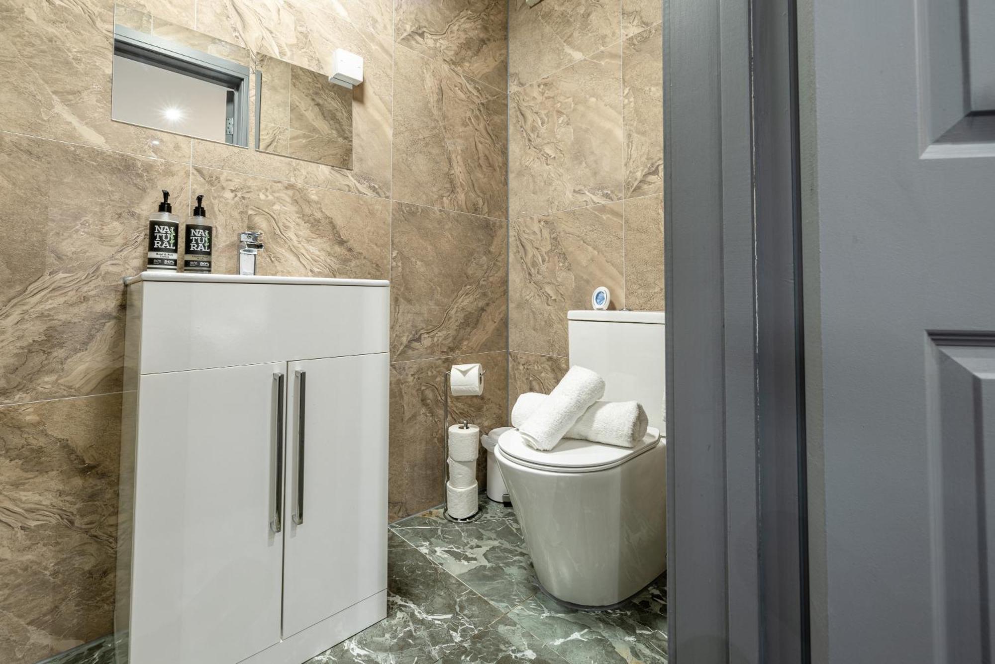 Rnm - Upgraded Business Stay For Travelling Contractors, All Amenities, Private Access Entire Place, Kitchen & Washroom, Smart Tv, Easy Access, Parking Nearby Cradley Heath Exteriör bild
